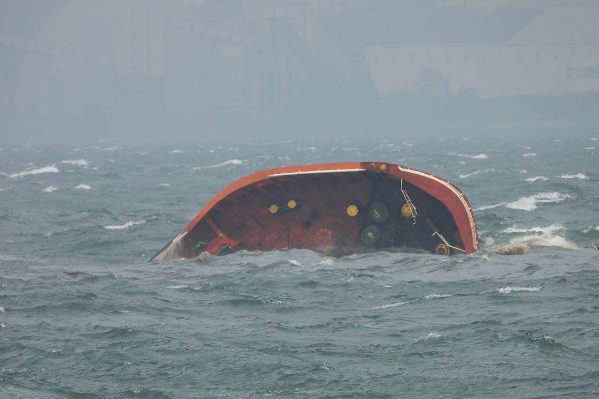 major oil spill in manila bay as tanker sinks