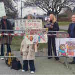 Olivia, 5 years old, with a heart this big, protested in recent days in front of the circus, in Novara