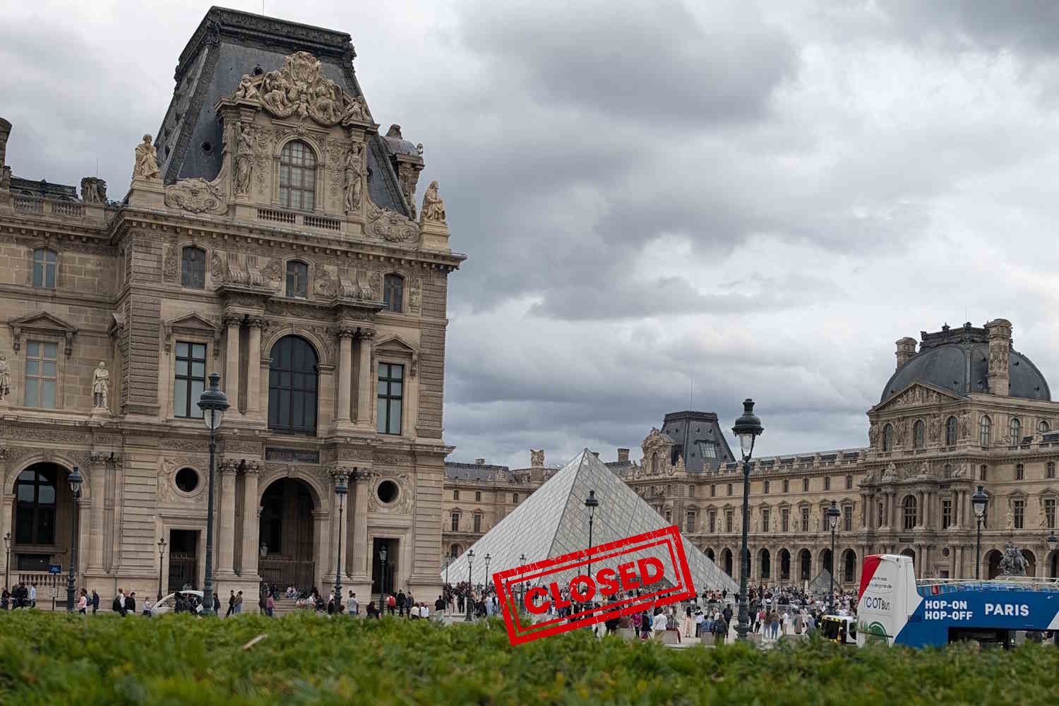 Louvre museum closed