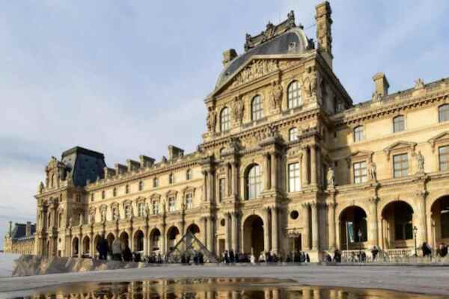 Fear in Paris after Louvre Museum robbery, what we know