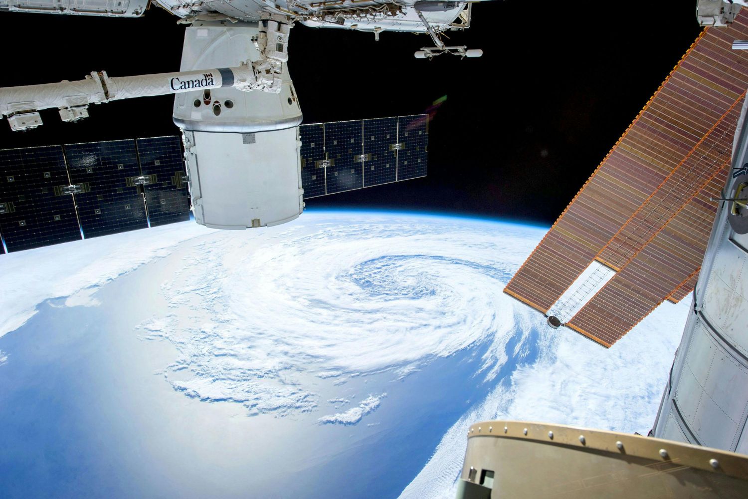 Earth's seasons no longer synchronized: hidden chaos revealed by satellites
